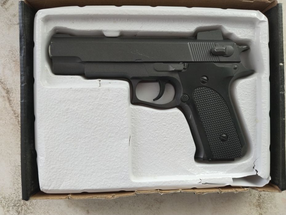 Детская игрушка пистолет