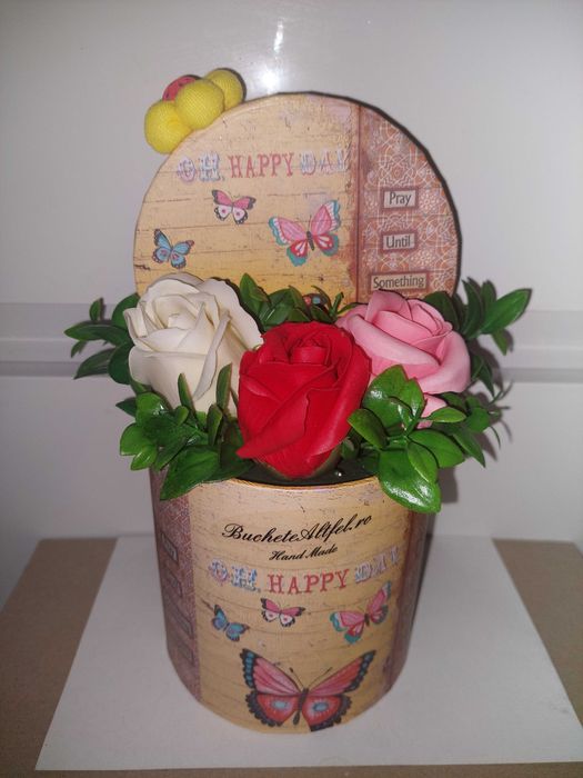 Aranjament floral cu flori din sapun in cutie