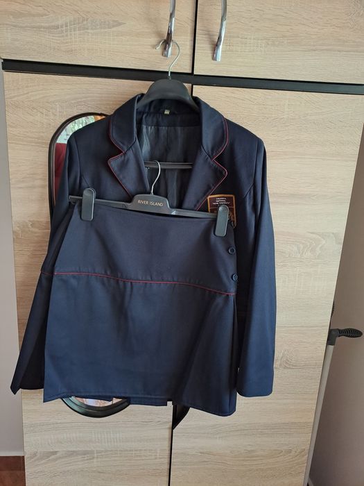 Vând sacou și fustă!