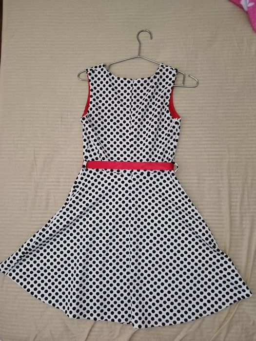 Рокля с бяло и черно