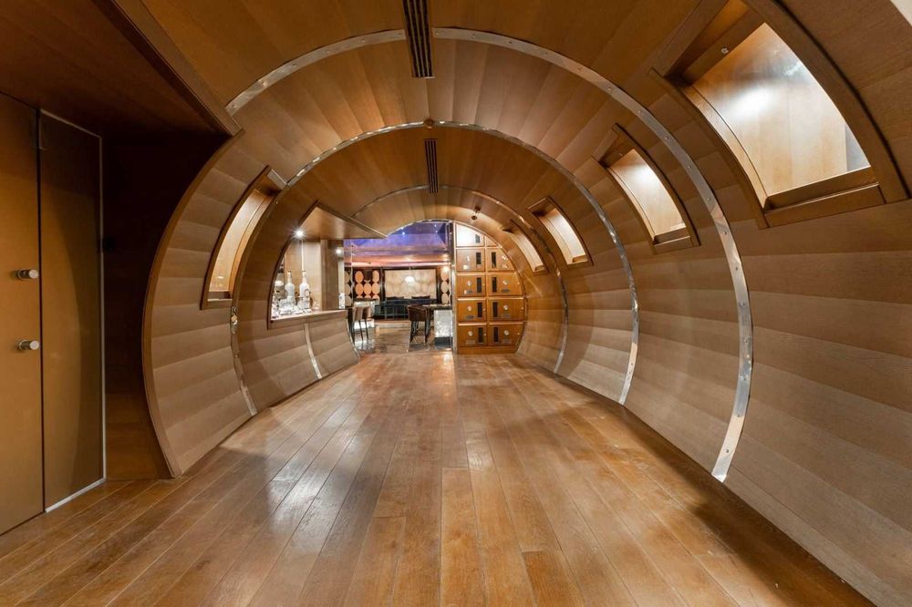 Луксозен нощен бар  / Лаундж за продажба в кв. Смирненски!