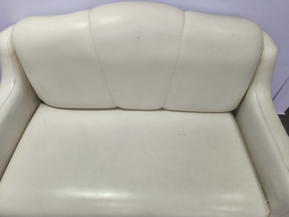 Продаю офисный диван