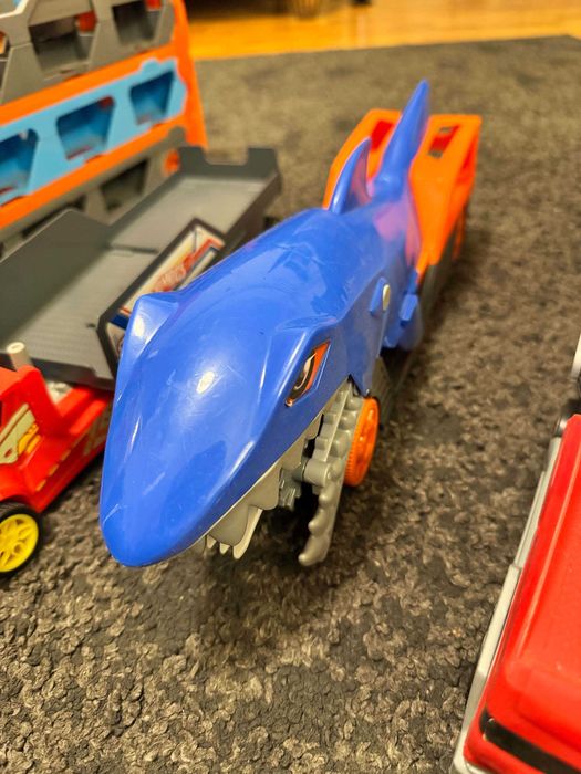 Set 4 masinute Hot Wheels – dimensiuni mari, vehicule diverse