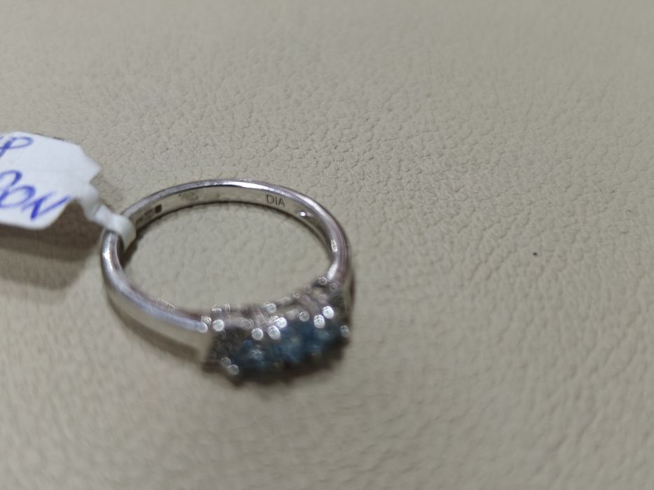 Inel aur alb 9k 1.78gr cu diamante naturale și topaz (r)