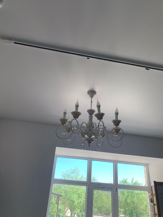 Люстры восьми рожковые.