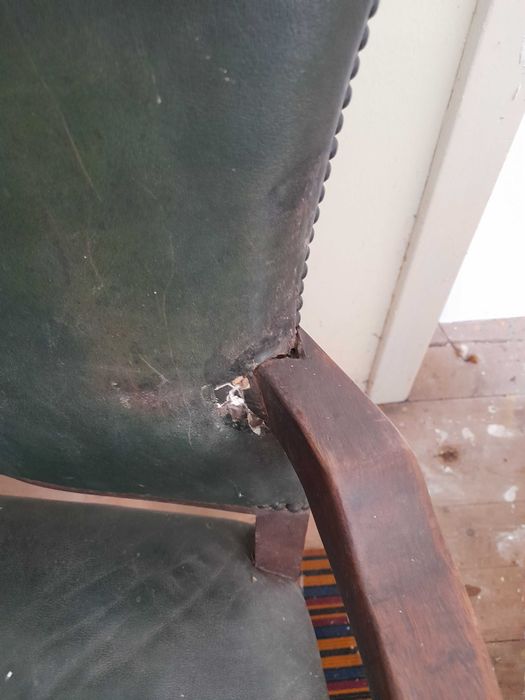 Jilturi-Doua scaune  vechi deosebite din piele, tip tron