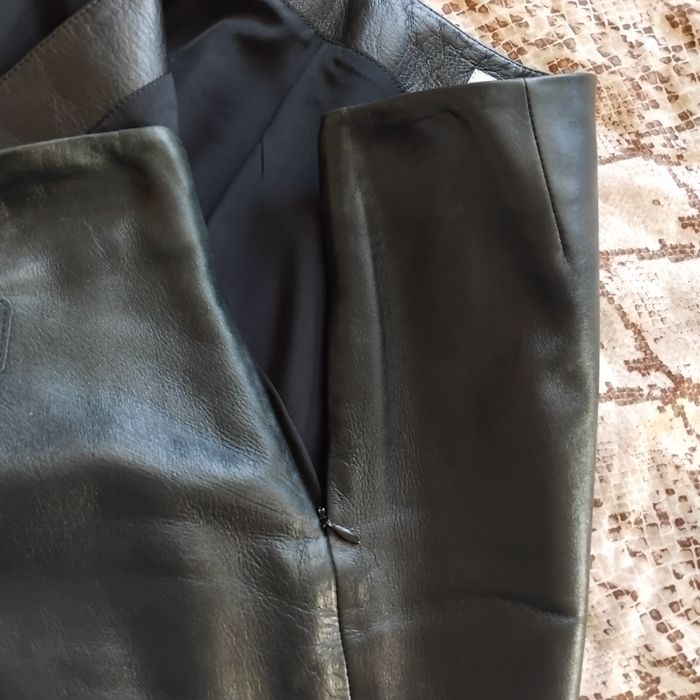 Миди черна пола от естествена кожа Guy Laroche 36