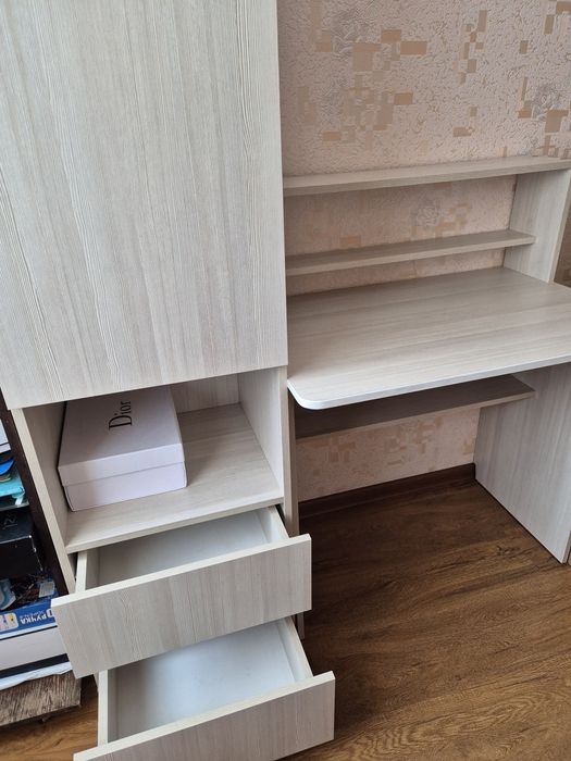 Продам школьный стол+пенал