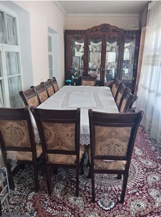 Стол и 12 стулья