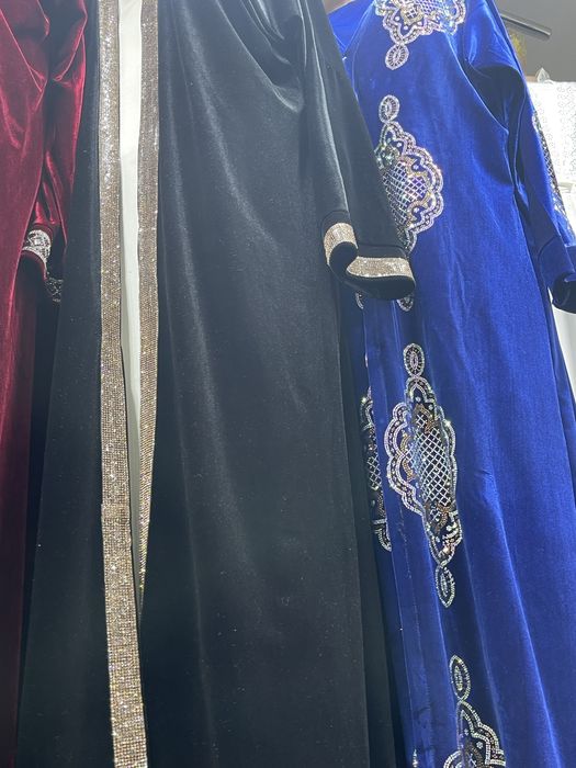 Абая двойка тошлари тикилган куйлаги ичида