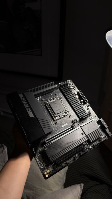 Продаю мат плату Gigabyte Aorus Elite b650m