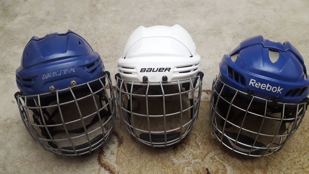 Продам хокейный шлем Bauer
