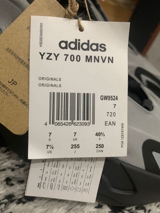 Adidas yezzy 700 MNVN noi cu eticheta fara cutie marimea 40 2/3!
