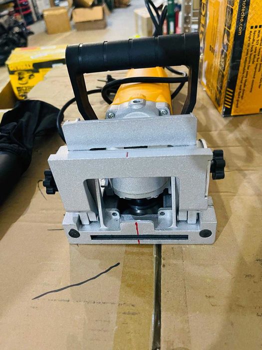Freză pentru caneluri în lemn Hoteche 1010W – lamă de ferăstrău de 100 mm, 11.000 rpm, 220–240 V - are o mica defectiune, va rugam cititi descrierea