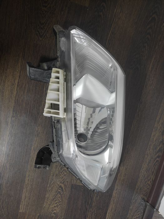 Far stanga Nissan Navara NP300 (D23)