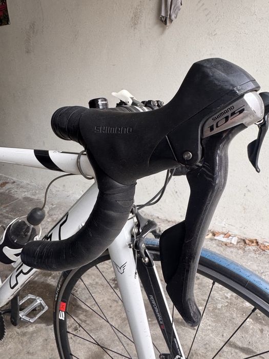 Bicicleta cursiera Felt 75 F Series.