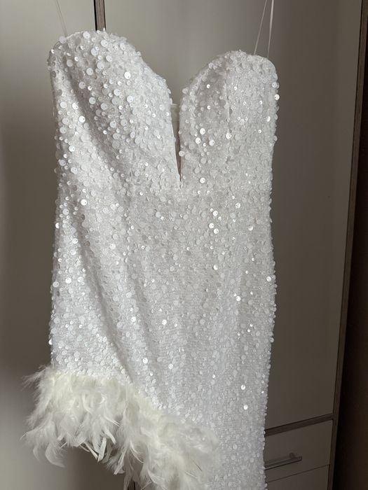 Бяла парти рокля с пайети и пера – размер S, нова с етикет, 150 лв
