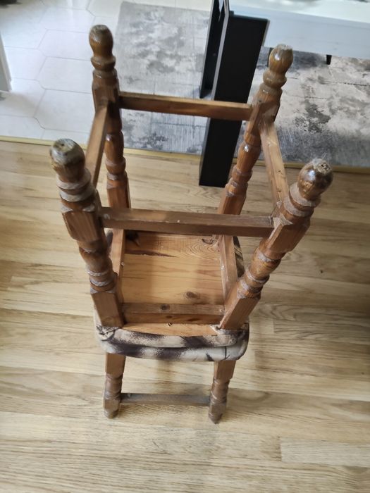 Табуретка от масивно дърво