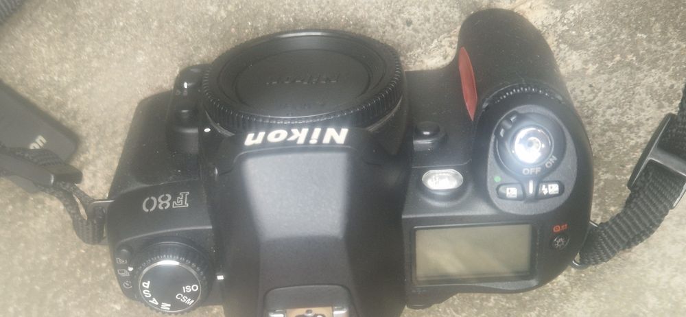Vand aparat foto Nikon F 80 cu obiectiv Nikon 70-300 mm