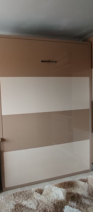 Pat rabatabil în dulap cu sistem hidraulic