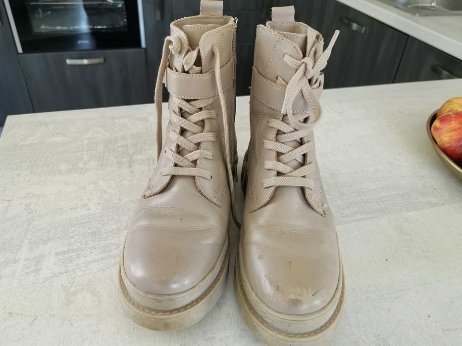 Ботуши топли с мека вълна от вътре и с леки забележки