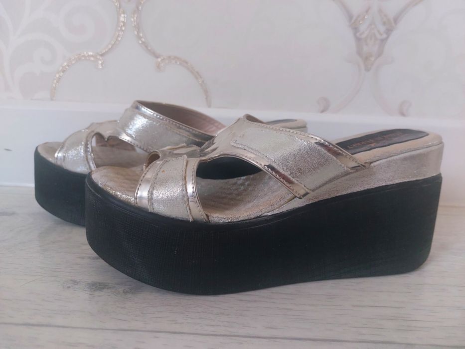 Шлепки на платформе