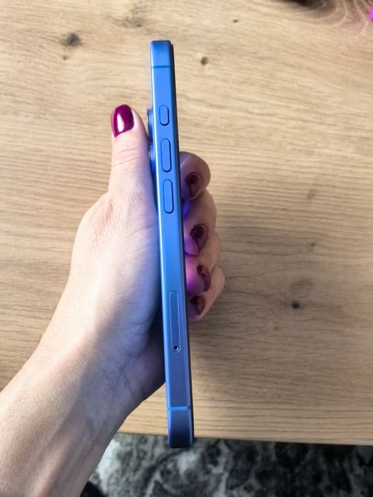 Продавам iPhone 16