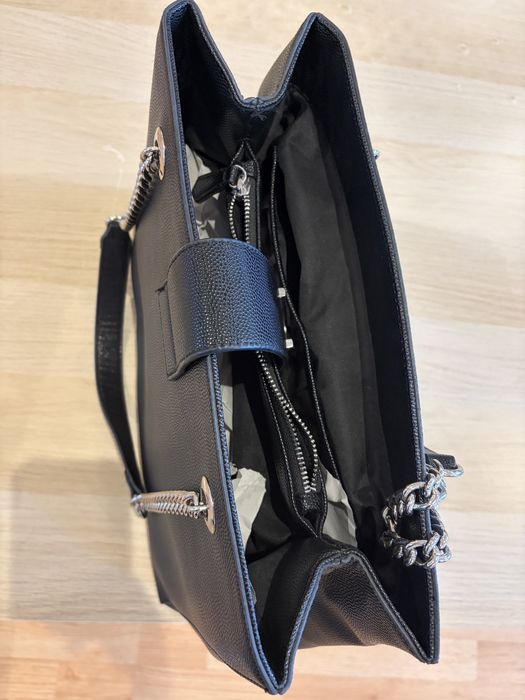 Poseta Valentino, Neagra