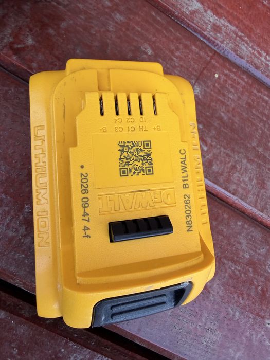 Dewalt nivela cu 3 linii