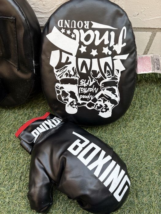 Боксов комплект с ръкавици и тренировъчни лапи