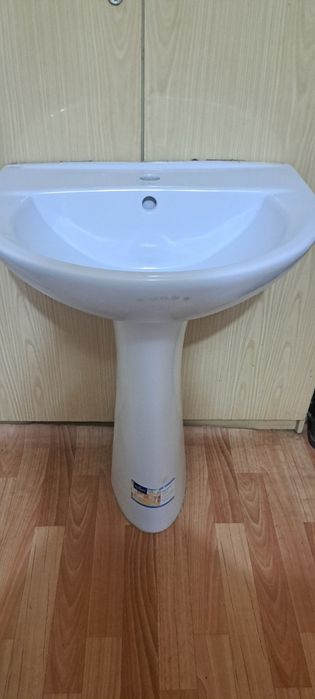 Умывальник с пьедесталом