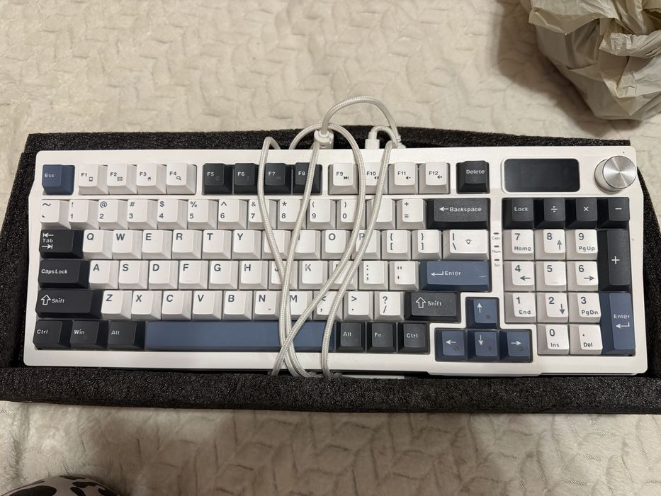 Vand tastatura de gaming AQIRYS in stare buna