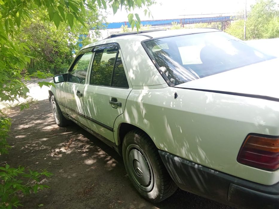 Продам машину мерседес 230Е
