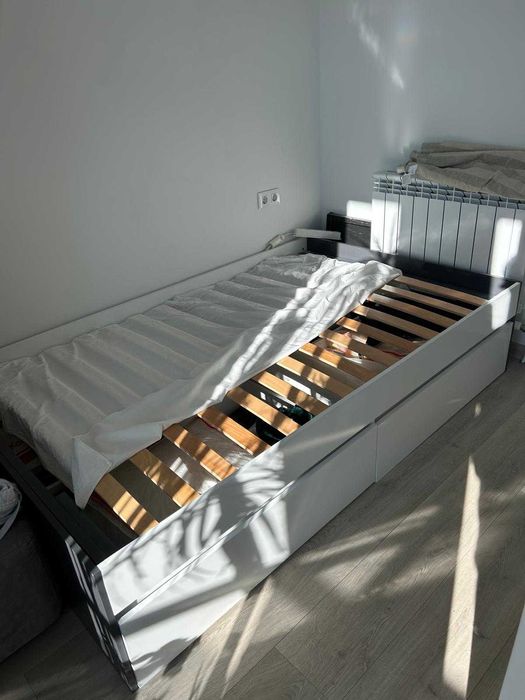 Легло с чекмеджета за съхранение с поматрачна рамка (120х200)