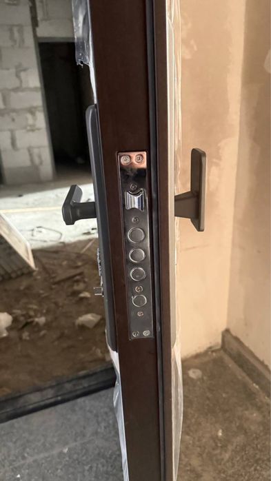 Продаётся железная входная дверь!!!