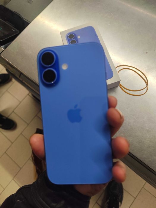 Vând iPhone 16 128 GB UltraMarine 5g