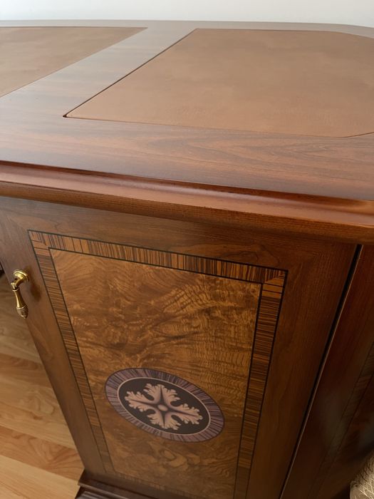 Стол кабинетный.