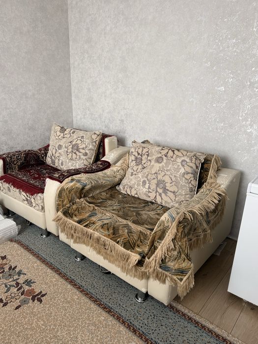 Кресло-кровать с подушками