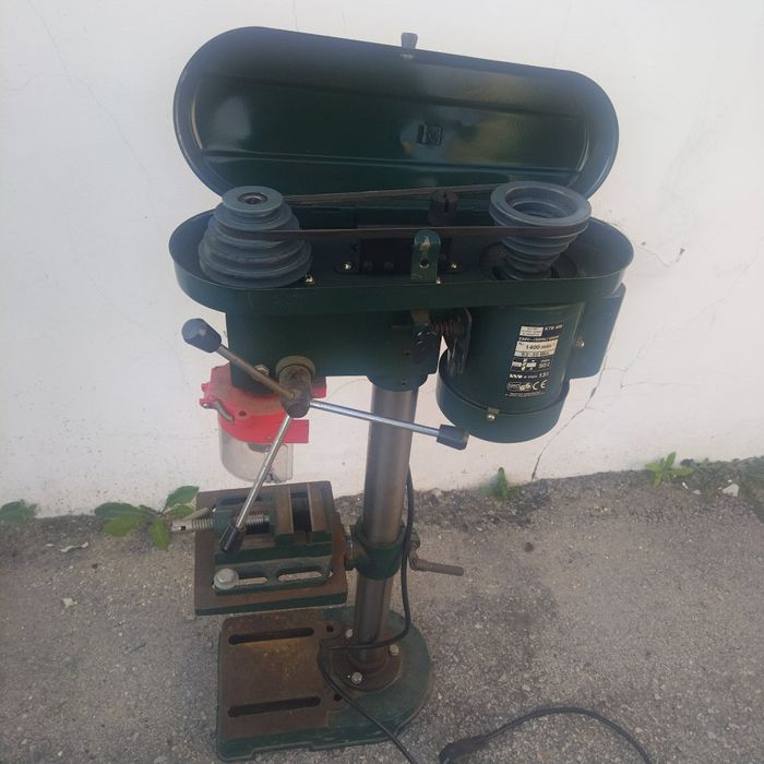 Настолна бормашина мощност 
400W / 1400 об.мин
Комплект с менгеме
Отрезната машина за плочки е предназначена за линейно рязане на плочки,
