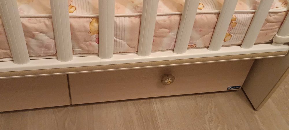 Детска кошара с люлеещ механизъм