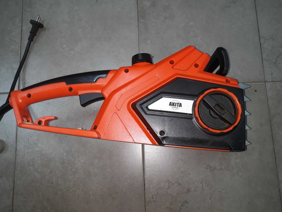 Електрическа резачка за дърва Акита