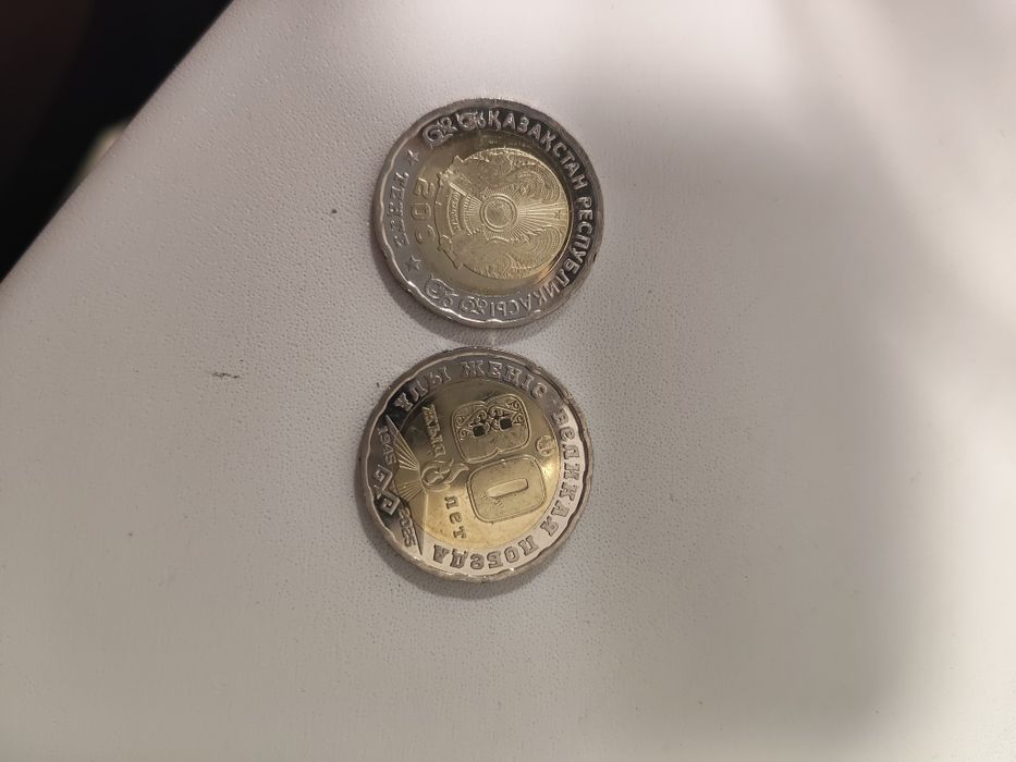 Продам 200,100 монеты е