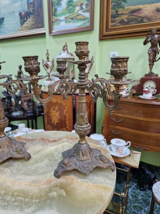 Чифт красиви антикварни френски бронзови свещници