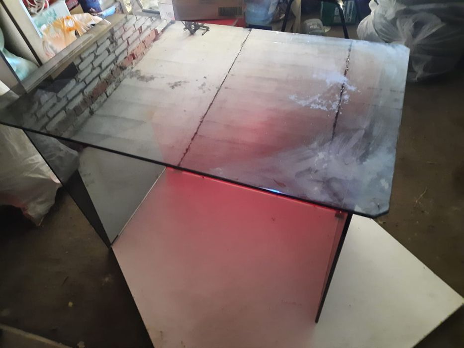 Стол стеклянный прочный