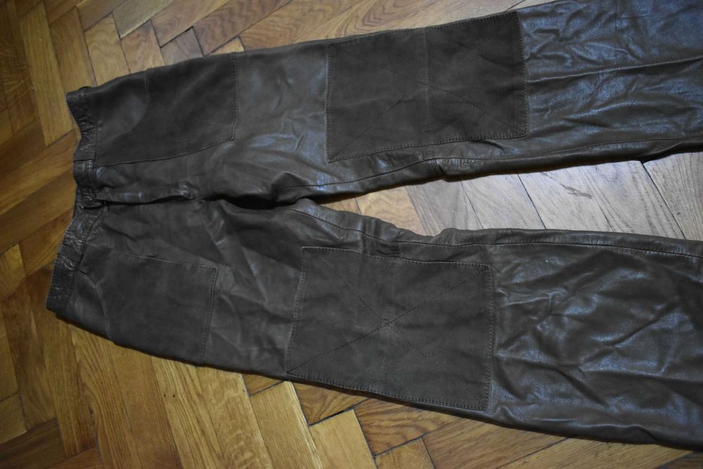 Pantaloni din piele