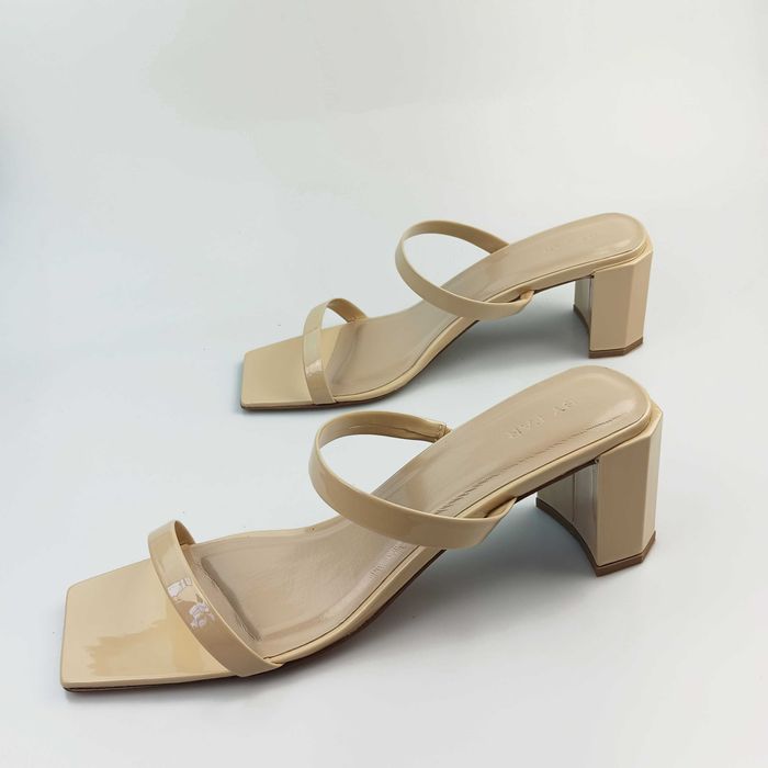 Лачени чехли BY FAR Tanya Patent Leather Mules, дамски сандали цвят нуд / бежово, летни дамски обувки, елегантни дамски сандали