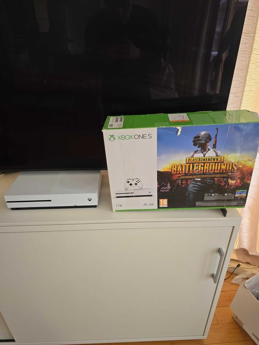 Xbox One S 1TB в много добро състояние