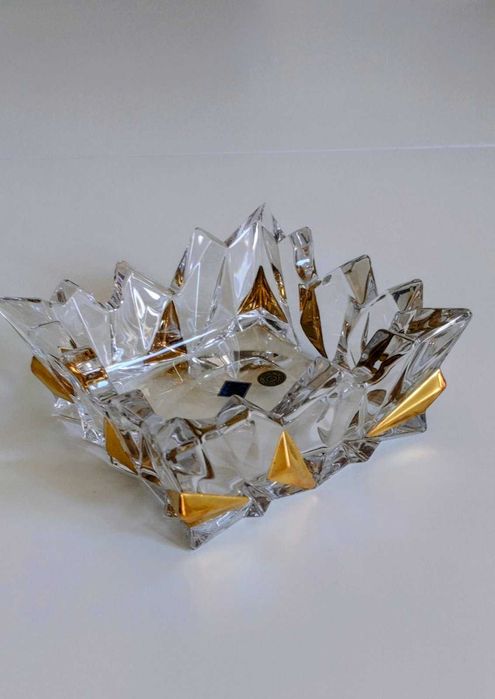 Продавам кристална купа (фруктиера) и кристален пепелник
