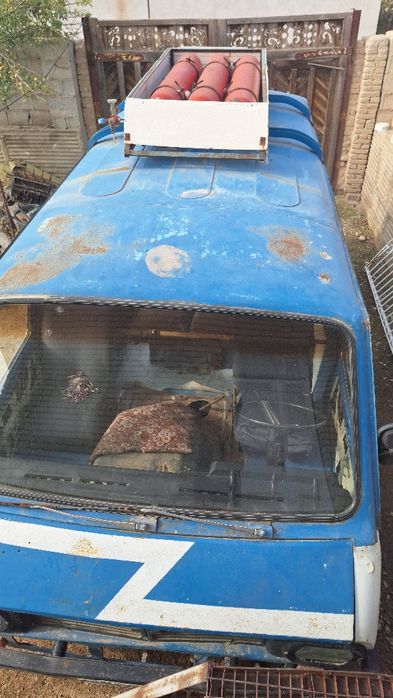 O'rta holatdagi raf sotiladi