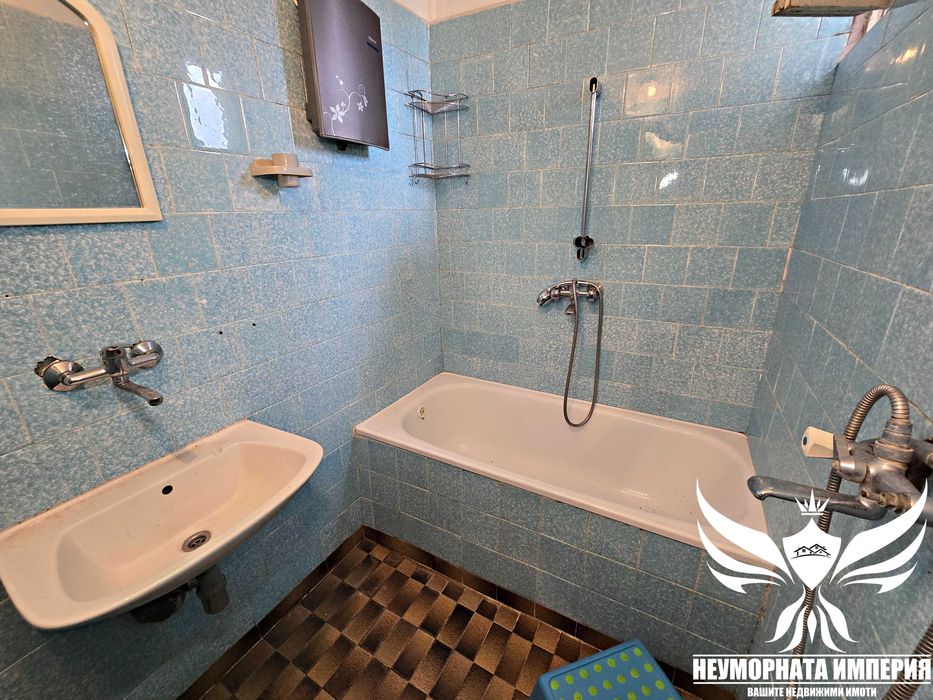 Продавам четиристаен апартамент 118кв. 3ет. гр.Асеновград, стадиона